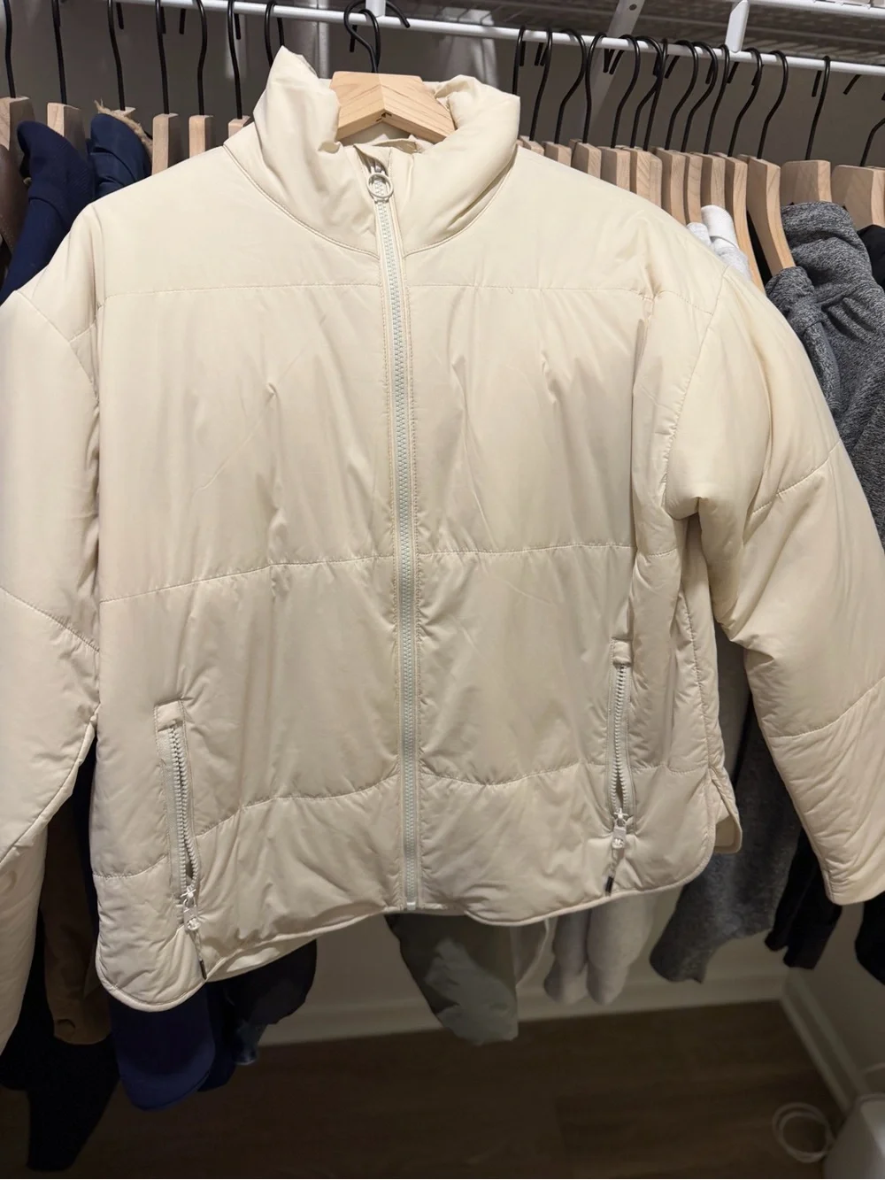 Vuori Women’s canyon Insulated Jacket, Off-White - Picture 6 of 7